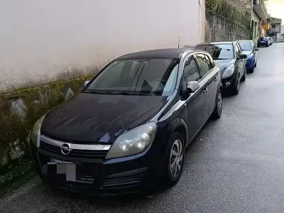 Usata Opel Astra 101 CV (74 kW) 2007 Nero Utilitaria
