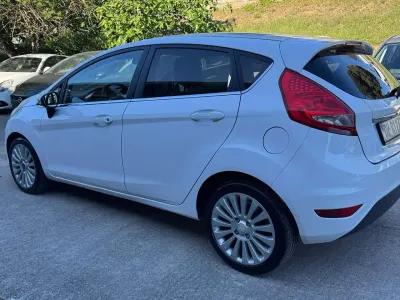 Usado Ford Fiesta Titanium 95 HP (69 kW) 2009 Branco Sedan