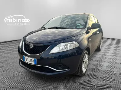 Usado Lancia Ypsilon Platinum 69 CV (50 kW) 2018 Azul Utilitario