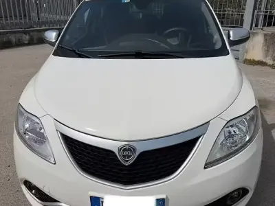 Usata Lancia Ypsilon 60 CV (44 kW) 2017 Bianco Utilitaria