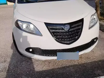 Usata Lancia Ypsilon 69 CV (50 kW) 2015 Bianco Utilitaria