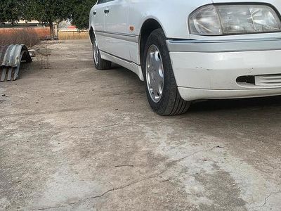Usata Mercedes 220 125 CV (91 kW) 1999 Bianco Berlina