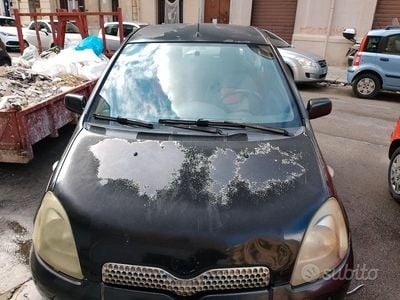 Usata Toyota Yaris Luna 86 CV (63 kW) 2000 Nero Utilitaria