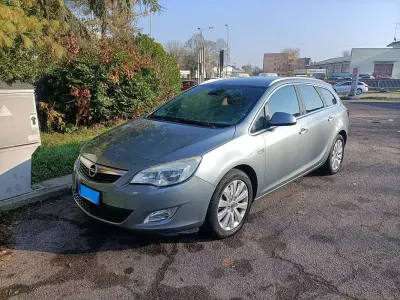 Usata Opel Astra Cosmo 110 CV (80 kW) 2012 Grigio Station wagon