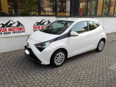 Usata Toyota Aygo Cool 72 CV (52 kW) 2021 Bianco Utilitaria