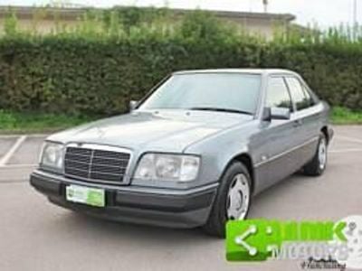 Usata Mercedes E200 Elegance 136 CV (100 kW) 1994 Argento pastello Berlina