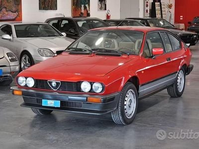 Begagnad Alfa Romeo Alfetta 131 HK (96 kW) 1984 Röd Sedan