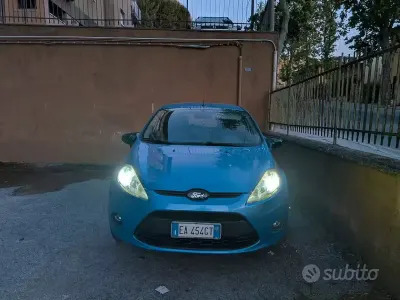 Usata Ford Fiesta 97 CV (71 kW) 2010 Blu Berlina