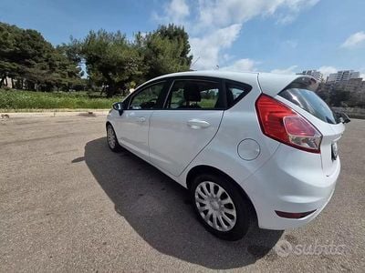 Usata Ford Fiesta 97 CV (71 kW) 2014 Bianco Utilitaria