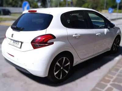 Usata Peugeot 208 Signature Sky 83 CV (61 kW) 2019 Bianco banquisa Utilitaria