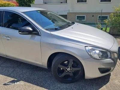 Usata Volvo V60 Momentum 163 CV (119 kW) 2011 Argento Station wagon