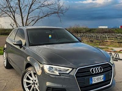 Usado Audi A3 110 CV (80 kW) 2017 Gris Berlina
