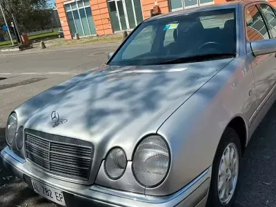 Usata Mercedes E200 136 CV (100 kW) 1996 Grigio Berlina