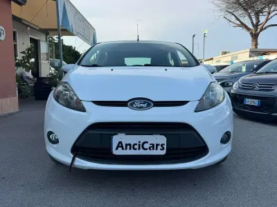 Usata Ford Fiesta 95 CV (69 kW) 2010 Bianco Berlina