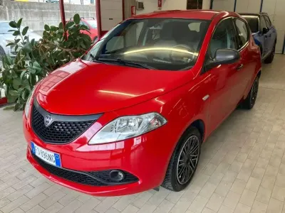 Begagnad Lancia Ypsilon 69 HK (50 kW) 2018 Röd Halvkombi