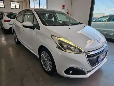 Usata Peugeot 208 Allure 82 CV (60 kW) 2017 Bianco Utilitaria