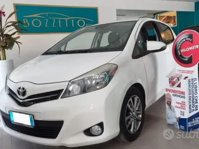 Usata Toyota Yaris Lounge 90 CV (66 kW) 2014 Bianco Utilitaria