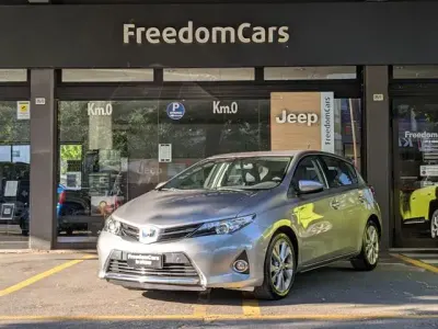 Begagnad Toyota Auris Hybrid Active 99 HK (72 kW) 2013 Brun Sedan
