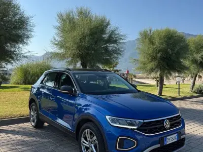 Usata VW T-Roc Life 116 CV (85 kW) 2023 Bluazzurro SUV