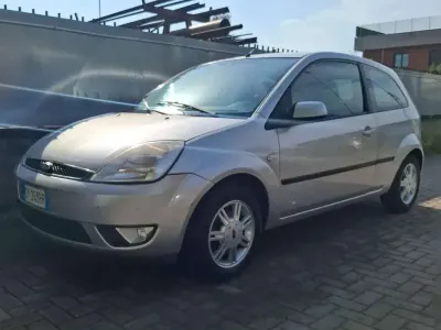 Usata Ford Fiesta Ghia 68 CV (50 kW) 2005 Argento Utilitaria