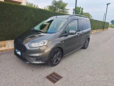 Begagnad Ford Tourneo Sport 110 HK (80 kW) 2020 Grå Minibuss