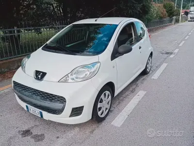Usata Peugeot 107 Allure 68 CV (50 kW) 2011 Bianco Utilitaria