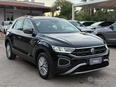 Usata VW T-Roc Life 116 CV (85 kW) 2023 Nero SUV