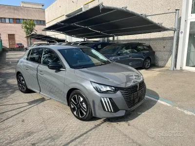 Usata Peugeot 208 Allure 101 CV (74 kW) 2025 Grigio Utilitaria