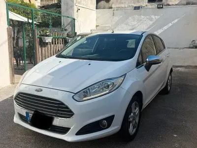 Usata Ford Fiesta 80 CV (58 kW) 2013 Bianco Utilitaria