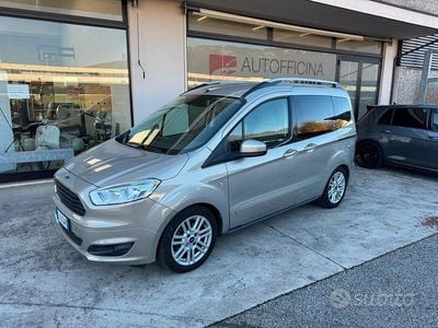 Usata Ford Tourneo Courier 75 CV (55 kW) 2015 Marrone Monovolume