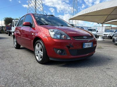 Usata Ford Fiesta Ghia 75 CV (55 kW) 2008 Arancione Utilitaria