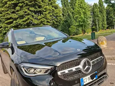 Usata Mercedes GLA180 136 CV (100 kW) 2021 Nero SUV