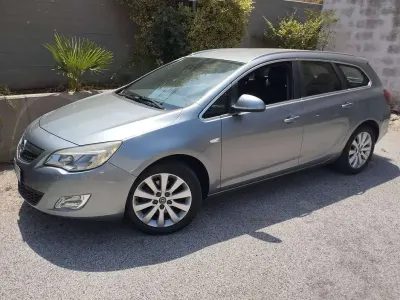 Usata Opel Astra Cosmo 110 CV (80 kW) 2011 Grigio Station wagon