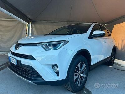 Usata Toyota RAV4 Business Edition 142 CV (104 kW) 2017 Bianco Berlina