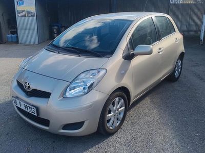 Usata Toyota Yaris Sol 90 CV (66 kW) 2010 Beige Berlina