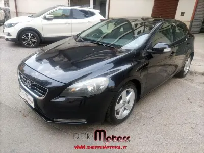 Usata Volvo V40 Kinetic 115 CV (84 kW) 2015 Nero Berlina