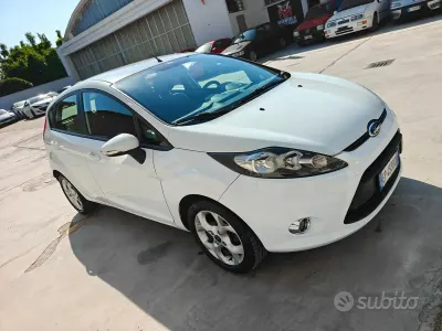 Usata Ford Fiesta 70 CV (51 kW) 2012 Bianco Berlina