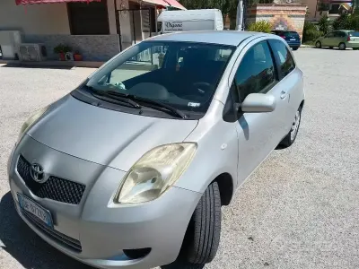 Usata Toyota Yaris 69 CV (50 kW) 2007 Grigio Utilitaria