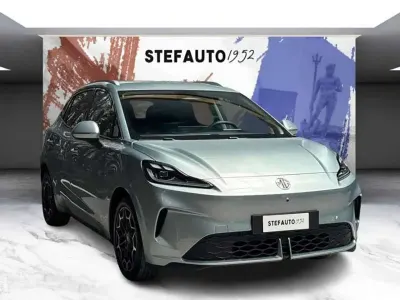 Nuova MG MG4 EV 55 kW (75 CV) 2026 Stone green Utilitaria