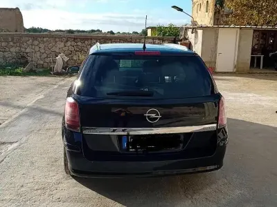 Usata Opel Astra 101 CV (74 kW) 2007 Nero Station wagon