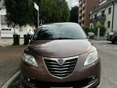 Usata Lancia Ypsilon 85 CV (62 kW) 2015 Viola Utilitaria
