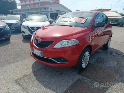 Begagnad Lancia Ypsilon Platinum 85 HK (62 kW) 2018 Röd Halvkombi
