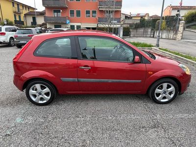 Usata Ford Fiesta Ambiente 73 CV (53 kW) 2006 Rosso Utilitaria