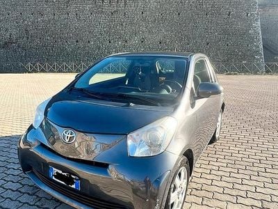 Begagnad Toyota iQ 68 HK (50 kW) 2012 Grå Halvkombi