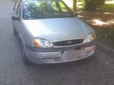 Usado Ford Fiesta 75 HP (55 kW) 2000 Cinzento Citadino