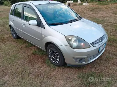 Usata Ford Fiesta 68 CV (50 kW) 2007 Bianco Utilitaria