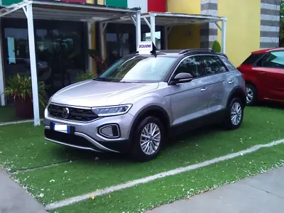 Usata VW T-Roc Life 110 CV (80 kW) 2022 Argento SUV