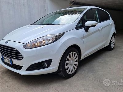 Usata Ford Fiesta 80 CV (58 kW) 2014 Bianco Utilitaria