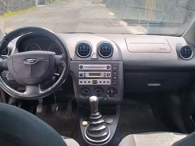 Usata Ford Fiesta 69 CV (50 kW) 2005 Grigio Utilitaria