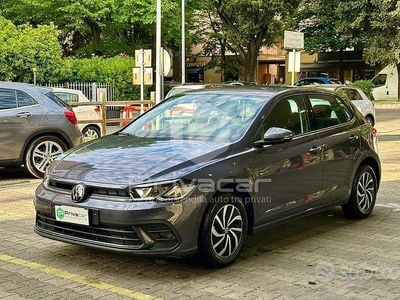 Usata VW Polo Life 95 CV (69 kW) 2023 Grigio Utilitaria